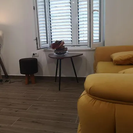 Ella Split