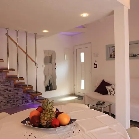 Ella Apartment Split