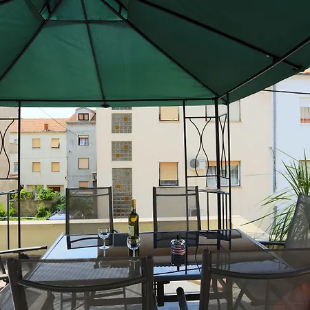 아파트먼트 엘라 *