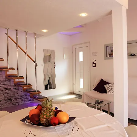 아파트먼트 엘라 *